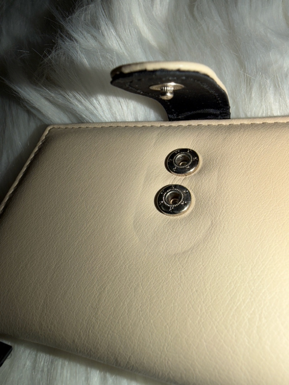 Classic Neutral Snap-Closure
Women's Wallet - Beige - Picture 3 of 7